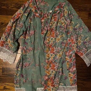 Kimono. Open front. Floral. Trend.